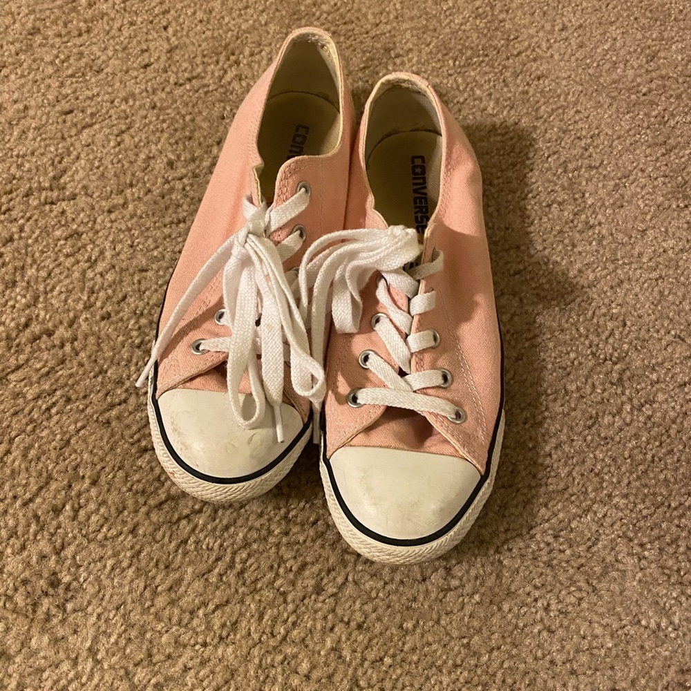 Women’s pink converse